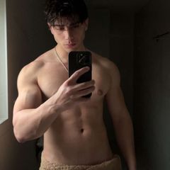 ɪ'ᴍ ʏᴏᴜʀ ʙɪɢ ʙᴏʏ 💪🏼 avatar